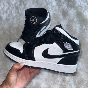 Jordan 1 - Black & White Mid Sneakers